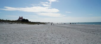 Walk out to the Beach from your 2 Bedroom Condo or swim in the pool. Sleeps 6