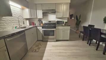 Jääkaappi, mikroaaltouuni, uuni, liesi