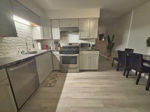 Fridge, microwave, oven, stovetop - The Gahanna Ranch - 3 BR - Airport (Gahanna)