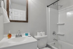 Bathtub, hair dryer, towels, shampoo - The Gahanna Ranch - 3 BR - Airport (Gahanna)