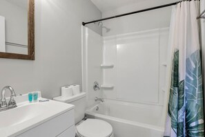 Badewanne, Haartrockner, Handtücher, Shampoo