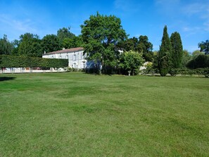 المنطقة المحيطة بالمنشأة