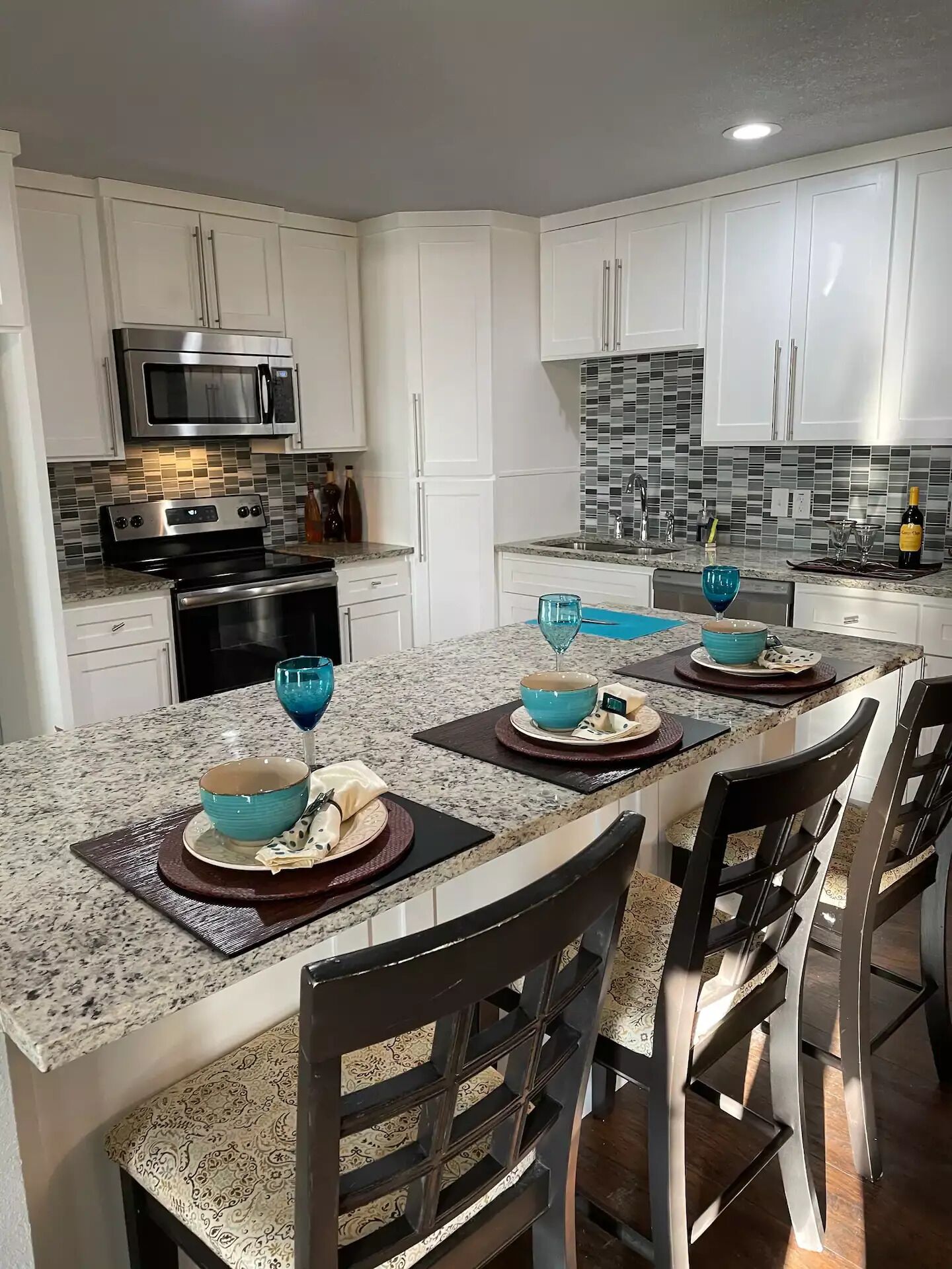 Réfrigérateur, four à micro-ondes, un four, surface de cuisson