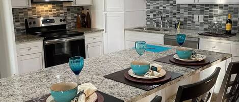 Réfrigérateur, four à micro-ondes, un four, surface de cuisson