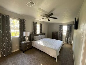 3 bedrooms, desk, iron/ironing board, free WiFi - Nice house close to Lewisvile Lake (The Colony)