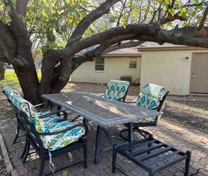 Outdoor dining - Nice house close to Lewisvile Lake (The Colony)