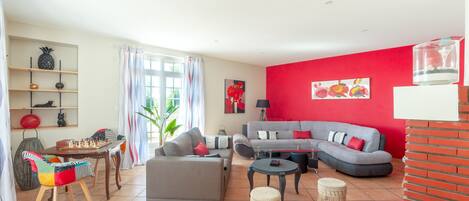 TV, lareira, DVD player, aparelho de som