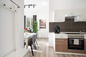 Fridge, oven, stovetop, dishwasher - Apartment an der Theresienwiese (München)