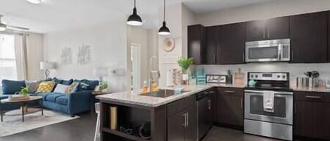 ثلاجة، ماكينة لصنع القهوة/الشاي، مستلزمات طهي/أطباق/أوعية