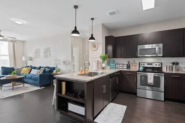 Køleskab, kaffe-/temaskine, køkkentøj/tallerkener/redskaber