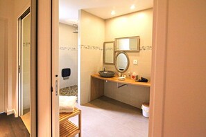 Shower, hair dryer, towels, soap - Contemporary villa with outdoor Jacuzzi (Pleuven)