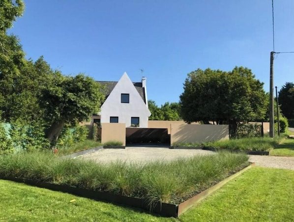 Property grounds - Contemporary villa with outdoor Jacuzzi (Pleuven)