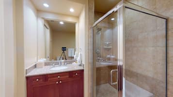 Tina, secadora de cabello, toallas