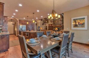 Dining - AC, Bikes, gourmet kitchen, pet friendly, Luxury (Sunriver)
