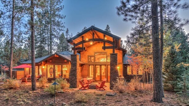A log cabin with a large porch, multiple windows, and a fire pit. - AC, gourmet kitchen, pet friendly, Luxury (Sunriver)