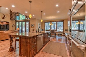 Fridge, microwave, oven, stovetop - AC, Bikes, gourmet kitchen, pet friendly, Luxury (Sunriver)