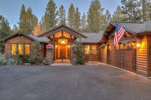 Exterior - AC, Bikes, gourmet kitchen, pet friendly, Luxury (Sunriver)