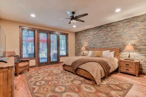 4 bedrooms, iron/ironing board, WiFi - AC, Bikes, gourmet kitchen, pet friendly, Luxury (Sunriver)