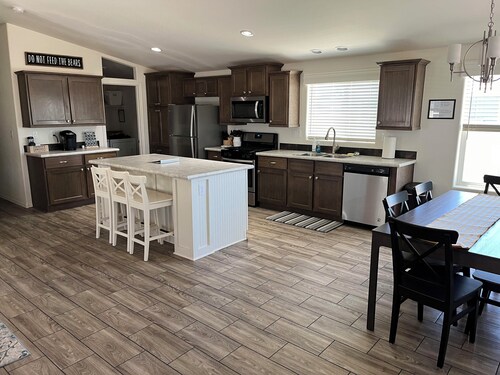 Quiet downtown neighborhood w/mountain views, private turfed backyard, A/C & W/D