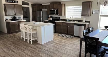 Quiet downtown neighborhood w/mountain views, private turfed backyard, A/C & W/D