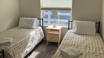 3 habitaciones, escritorio y tabla de planchar con plancha