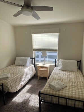 3 habitaciones, escritorio y tabla de planchar con plancha 