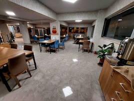 Café da manhã com buffet grátis todos os dias