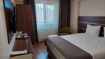 Habitación doble estándar, 1 cama Queen size, vista a la ciudad | Sábanas de algodón egipcio, ropa de cama de alta calidad y edredón