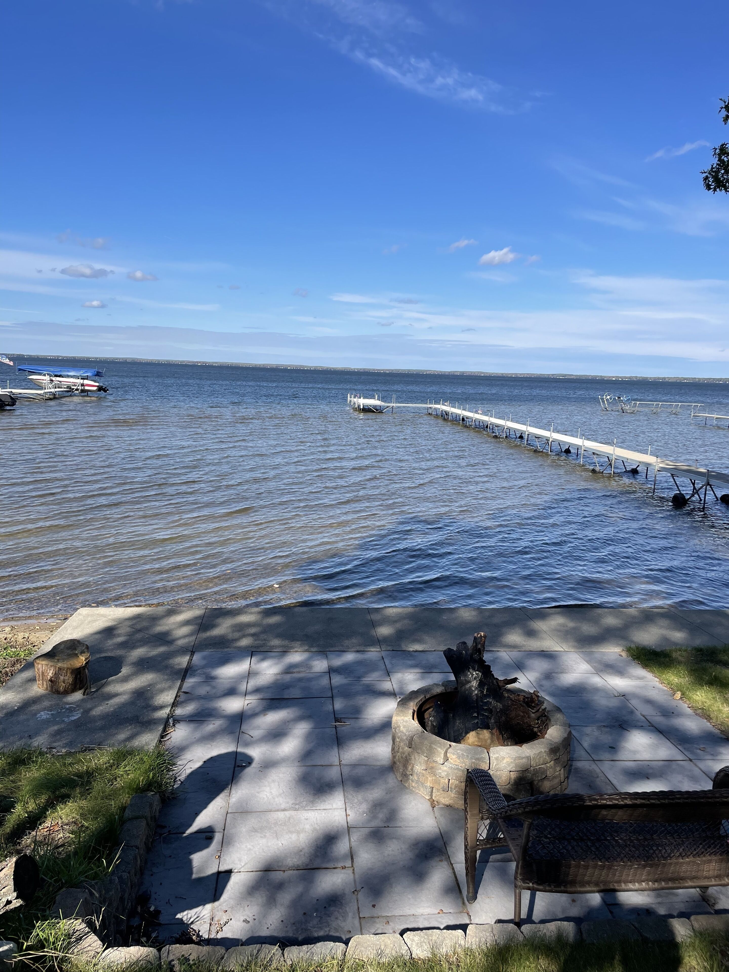 Family cabin, 3bedroom, waterfront, close to everything in Houghton Lake, United States