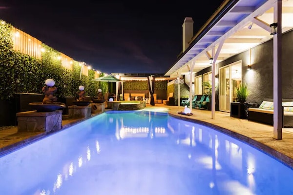 Piscina a l'aire lliure i piscina climatitzada