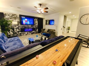 Smart TV, tenis de mesa, libros y monitor de computadora