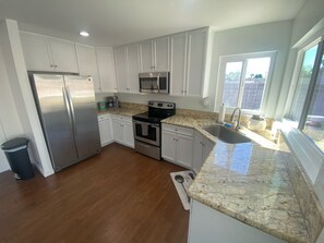 Kjøleskap, mikrobølgeovn, ovn og kokeplater