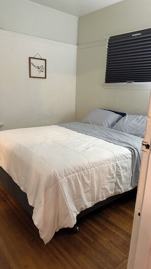 Escritorio, wifi gratis y ropa de cama 