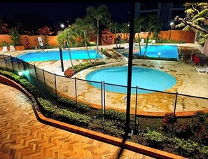 Una piscina al aire libre