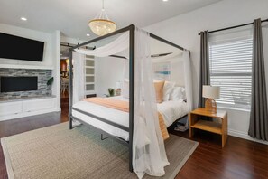 3 chambres, bureau, fer et planche à repasser, lit de bébé portatif