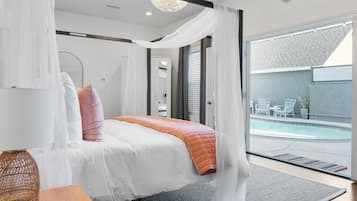 3 habitaciones, escritorio y tabla de planchar con plancha