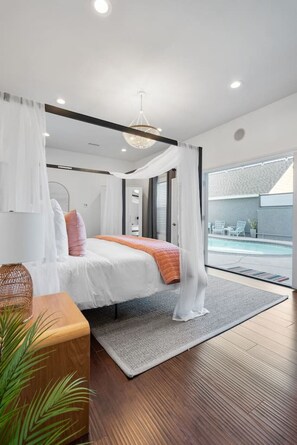 3 habitaciones, escritorio y tabla de planchar con plancha