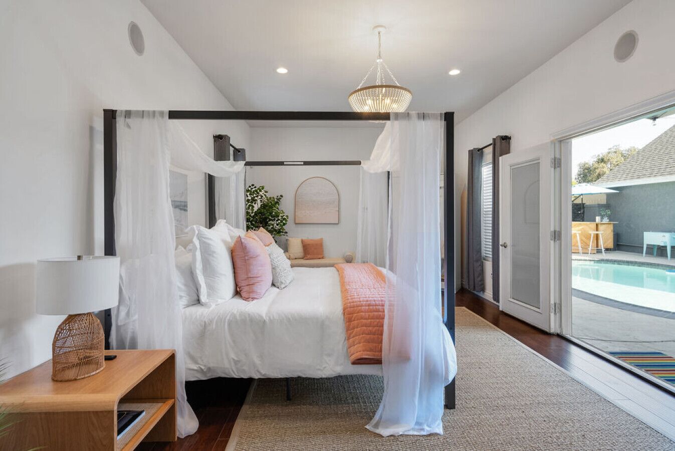 3 間睡房、書桌、熨斗/熨衫板、可攜式嬰兒床