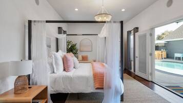 3 間睡房、書桌、熨斗/熨衫板、可攜式嬰兒床