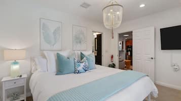 3 habitaciones, escritorio y tabla de planchar con plancha