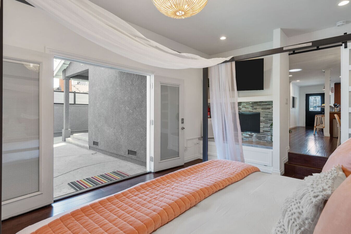 3 bedrooms, desk, iron/ironing board, travel crib