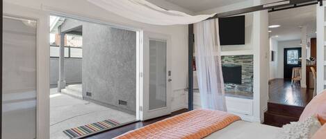 3 bedrooms, desk, iron/ironing board, travel crib