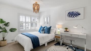 3 habitaciones, escritorio y tabla de planchar con plancha