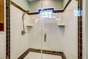 Een douche, een haardroger, handdoeken
