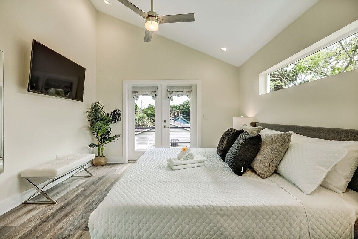 Photo 18 of LUX Riberia – 315 | 12-min walk to Historic DTN