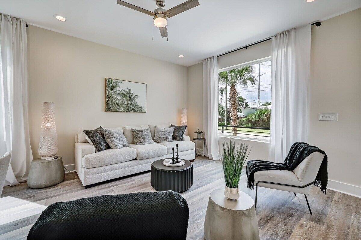 Photo 2 of LUX Riberia – 315 | 12-min walk to Historic DTN