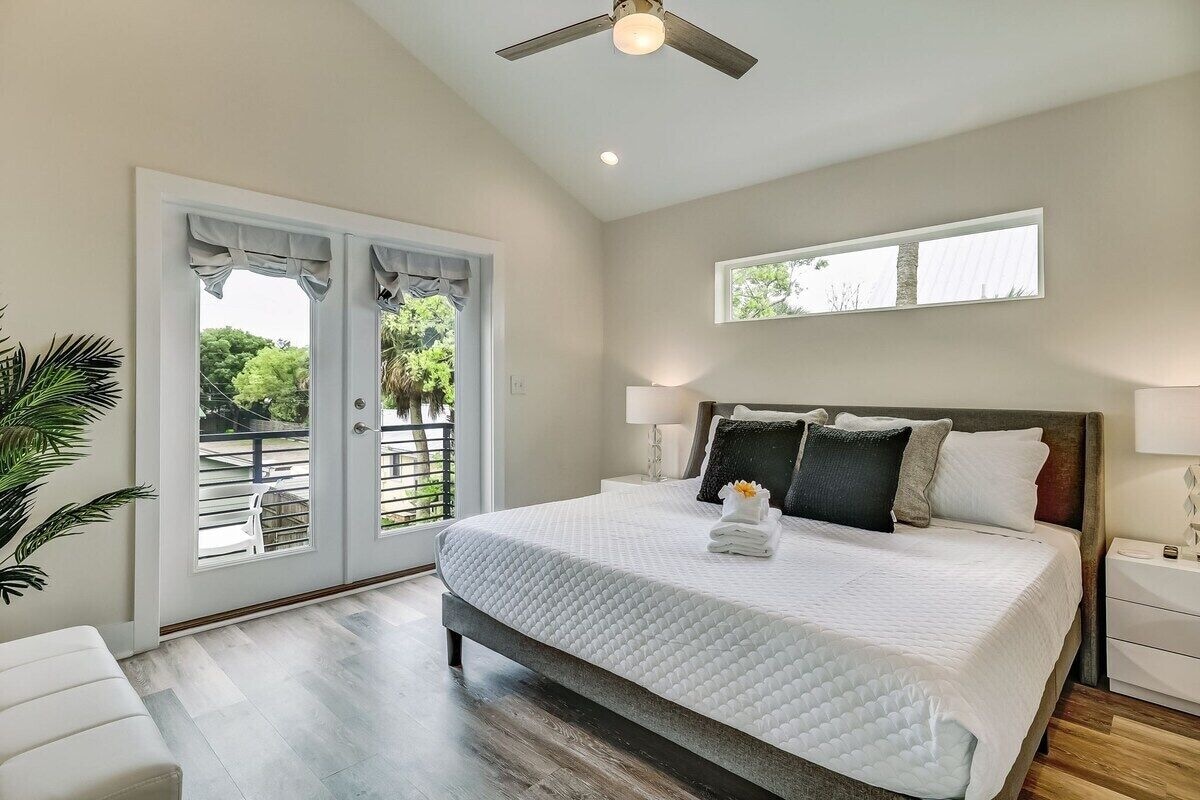 Photo 19 of LUX Riberia – 315 | 12-min walk to Historic DTN
