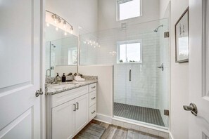Shower, hair dryer, towels - LUX Riberia – 315 | 12-min walk to Historic DTN (St. Augustine)