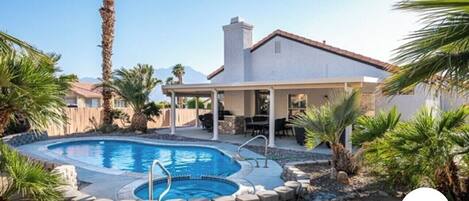 Una piscina al aire libre, una piscina climatizada