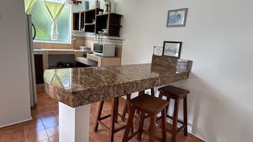 Refrigerador, microondas, cafetera/tetera, utensilios de cocina